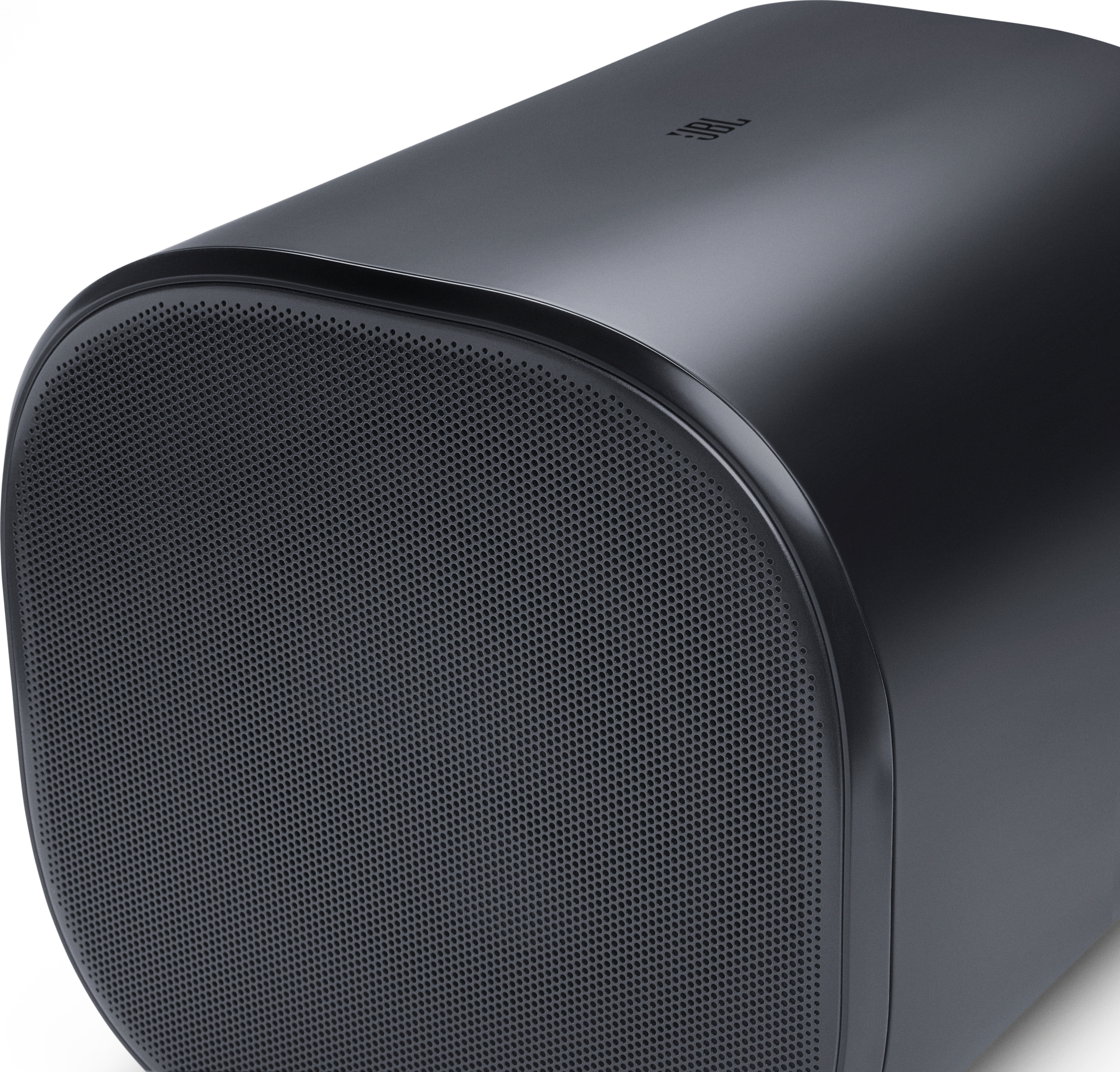 Ein schwarzer JBL-Lautsprecher. Die Vorderseite hat ein Mesh-Gitter. Die Oberseite hat das JBL-Logo. Der Lautsprecher steht auf weißem Hintergrund.