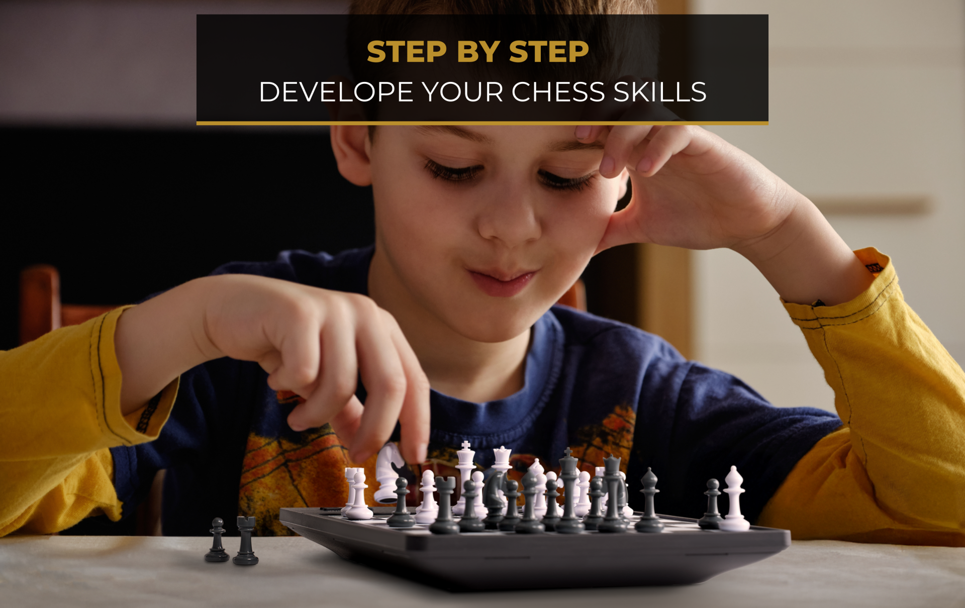 Un garçon joue aux échecs. Il est concentré sur l'échiquier, avec des pièces noires et blanches. Le texte en haut dit 'Step by Step Develop Your Chess Skills'.