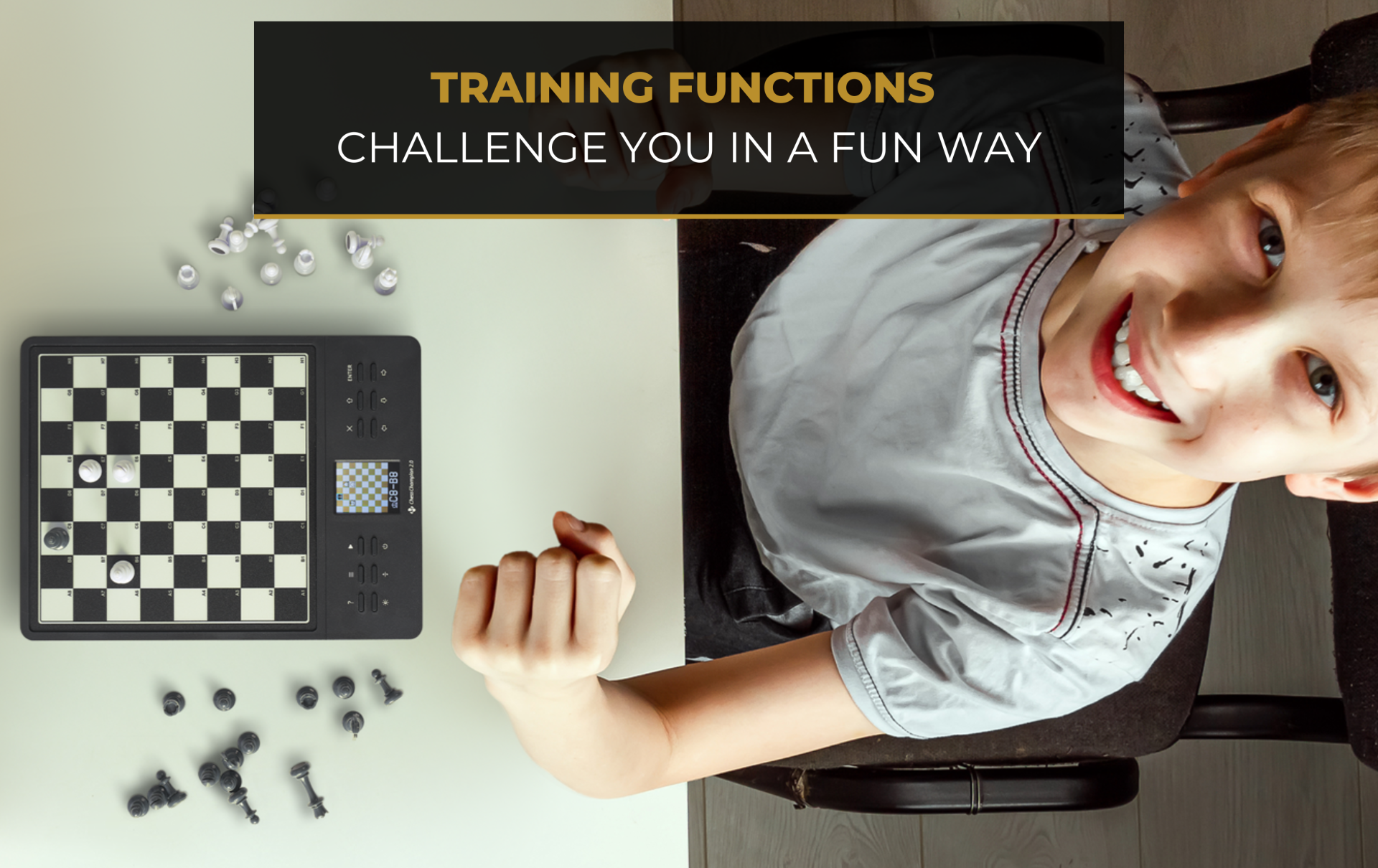 Un garçon sourit près d'un échiquier. Des pièces d'échecs éparpillées et le texte 'TRAINING FUNCTIONS CHALLENGE YOU IN A FUN WAY' sont également visibles.