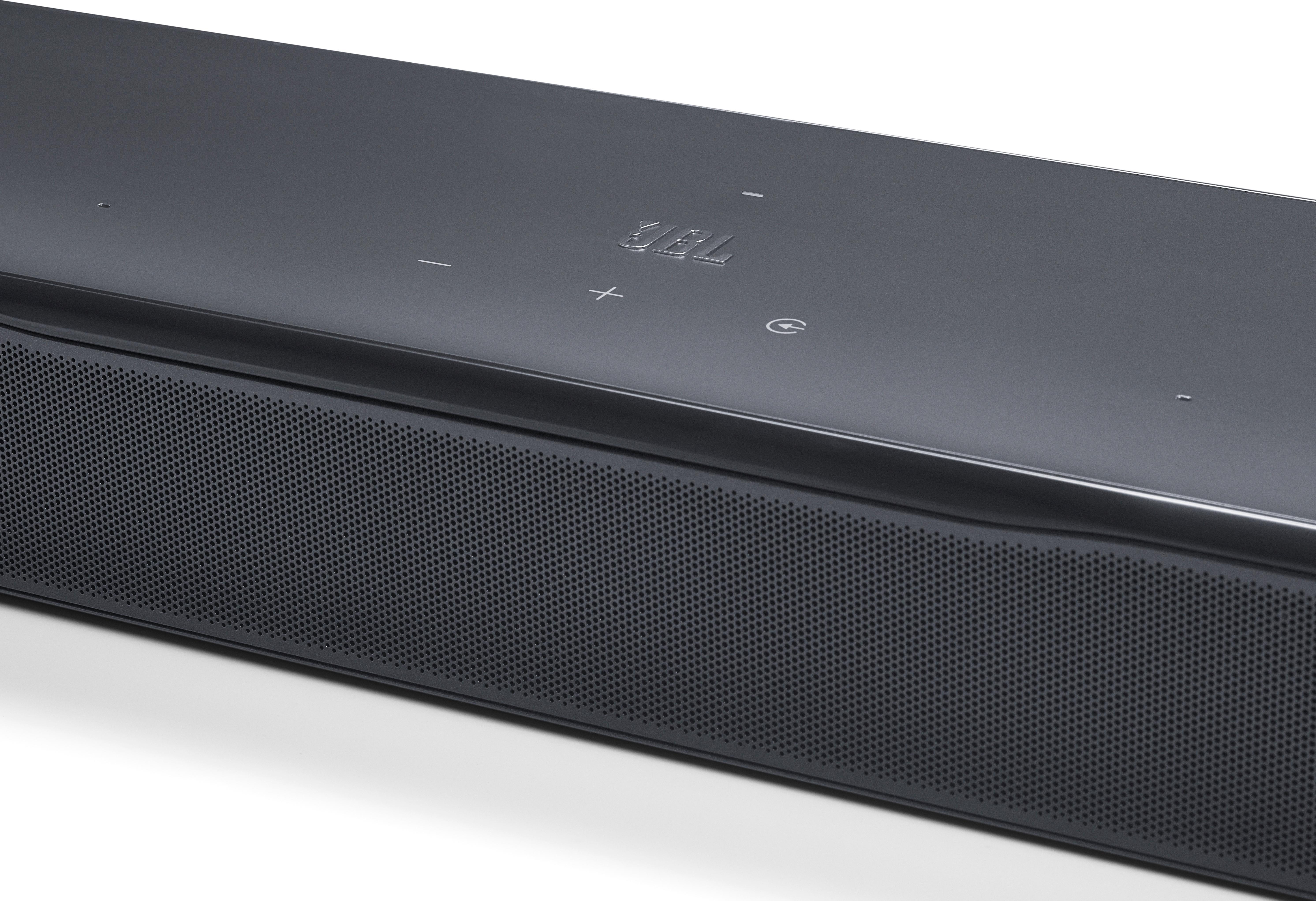 Eine dunkelgraue JBL-Soundbar mit Lautstärke- und Ein-/Aus-Tasten. Die Vorderseite hat ein Lautsprechergitter.