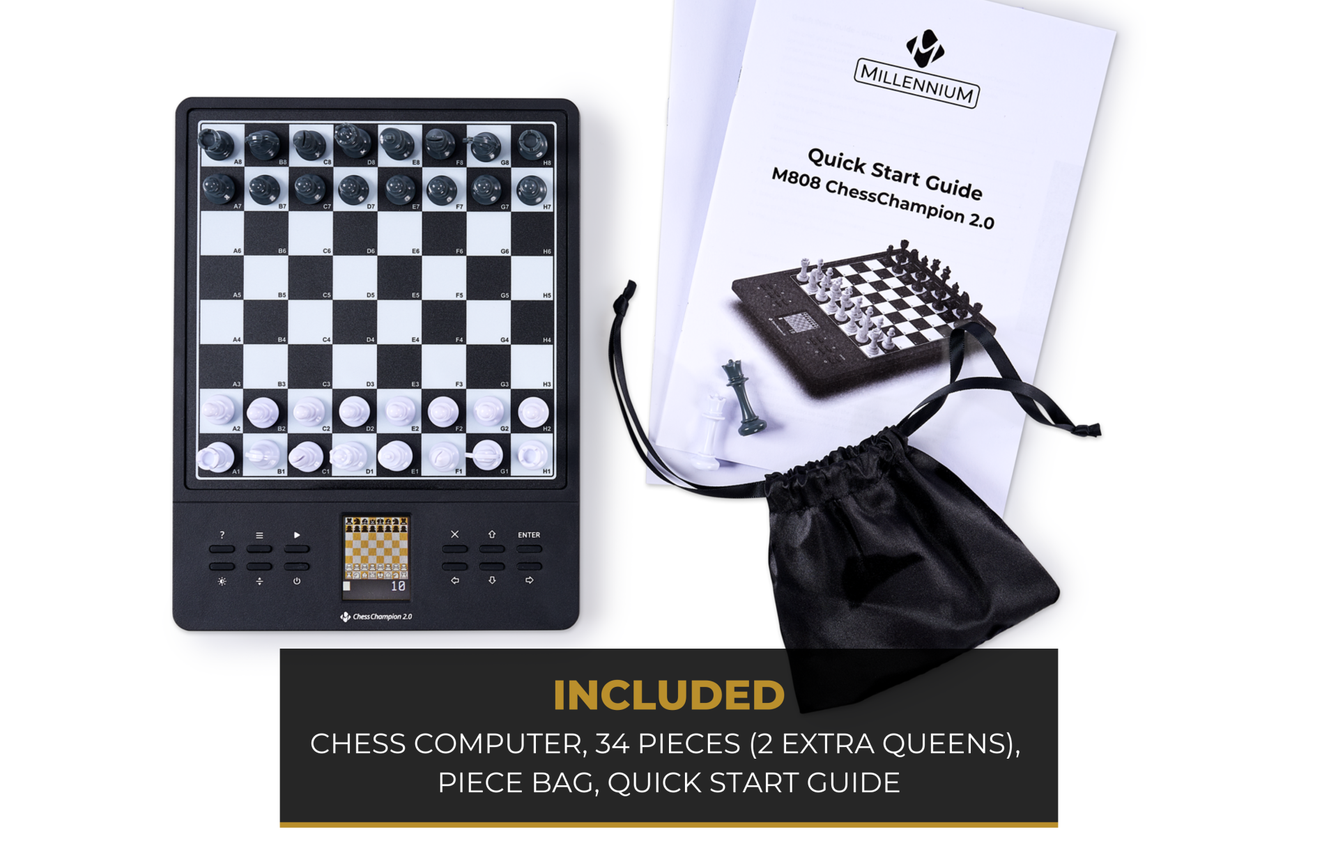 Ordinateur d'échecs, pièces, sac et guide sur fond blanc. L'ordinateur est noir, les pièces sont blanches et noires.