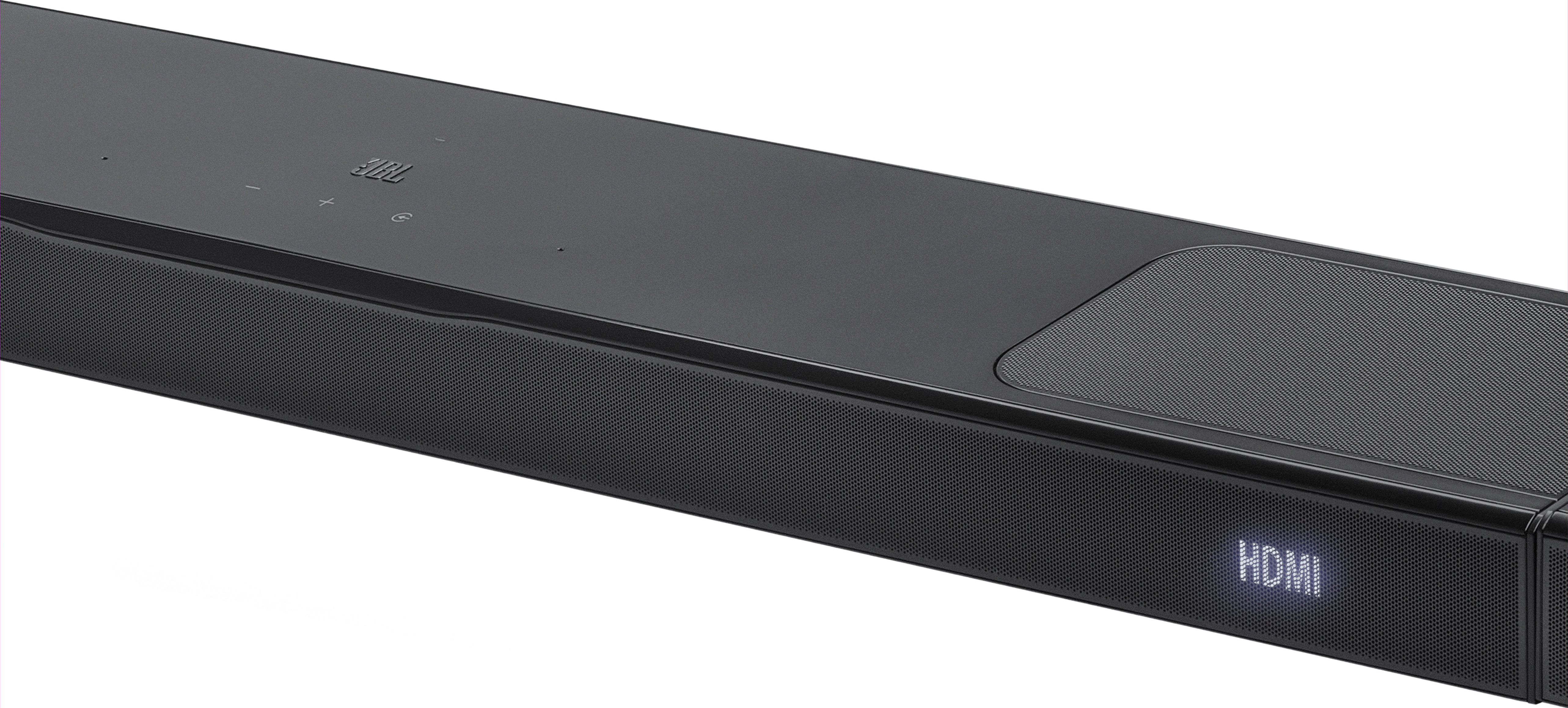 Eine schwarze JBL-Soundbar. Sie hat das JBL-Logo, Lautstärkeregler und eine HDMI-Anzeige. Die Soundbar befindet sich auf weißem Hintergrund.