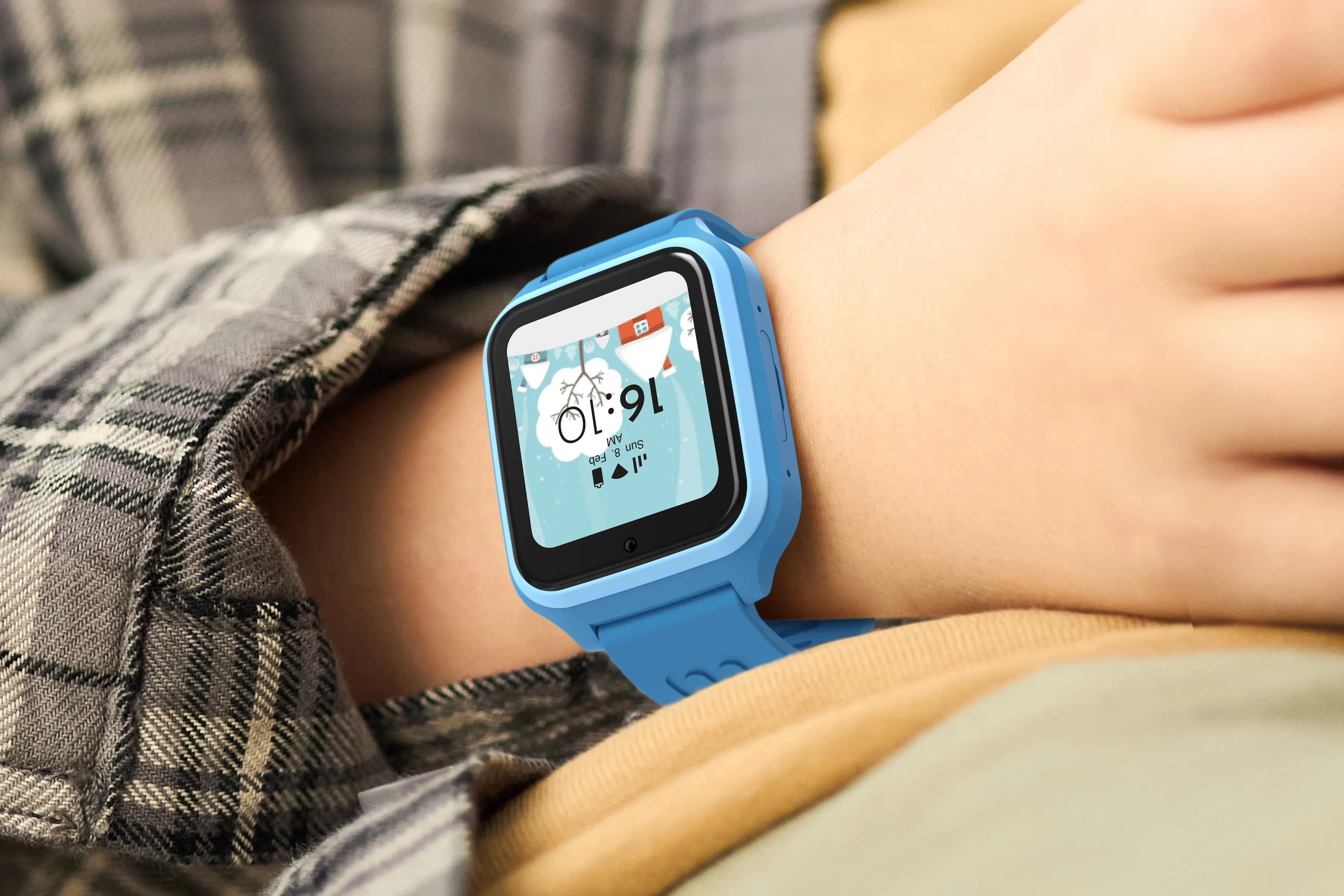 Une montre connectée bleue affiche l'heure. Elle est sur un poignet. L'arrière-plan montre une chemise à carreaux et la peau.