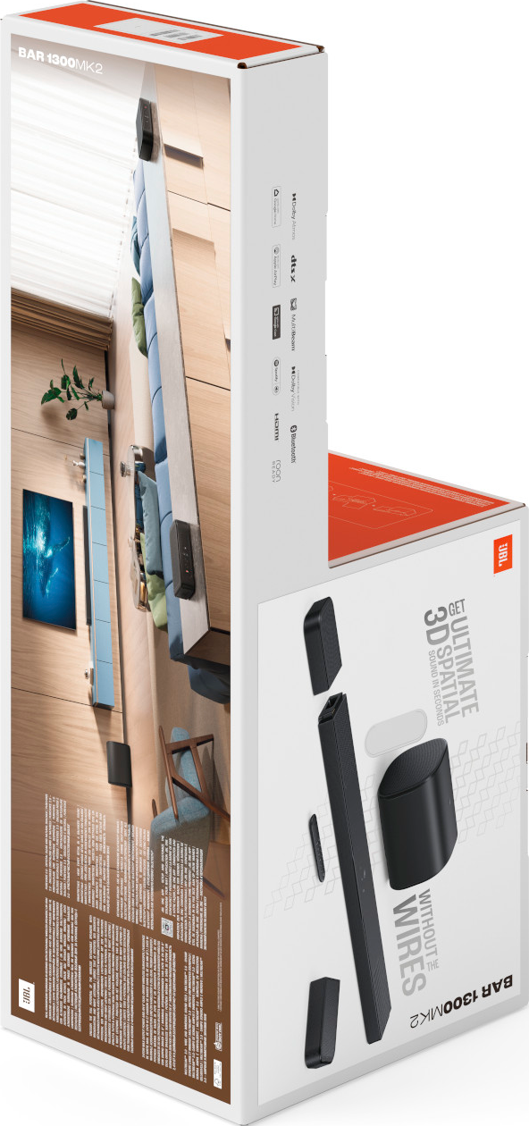 Eine JBL Bar 1300MK2 Soundbar-Box. Die Box zeigt ein Rauminterieur und die Soundbar-Komponenten. Die Box hat auch Produktdetails.