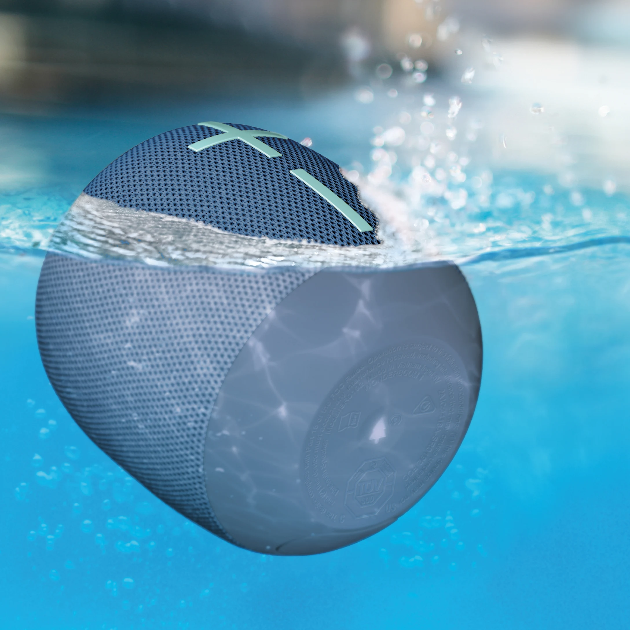 Blauer Lautsprecher unter Wasser mit Blasen. Der Lautsprecher hat ein Mesh-Design und ein Pluszeichen oben.