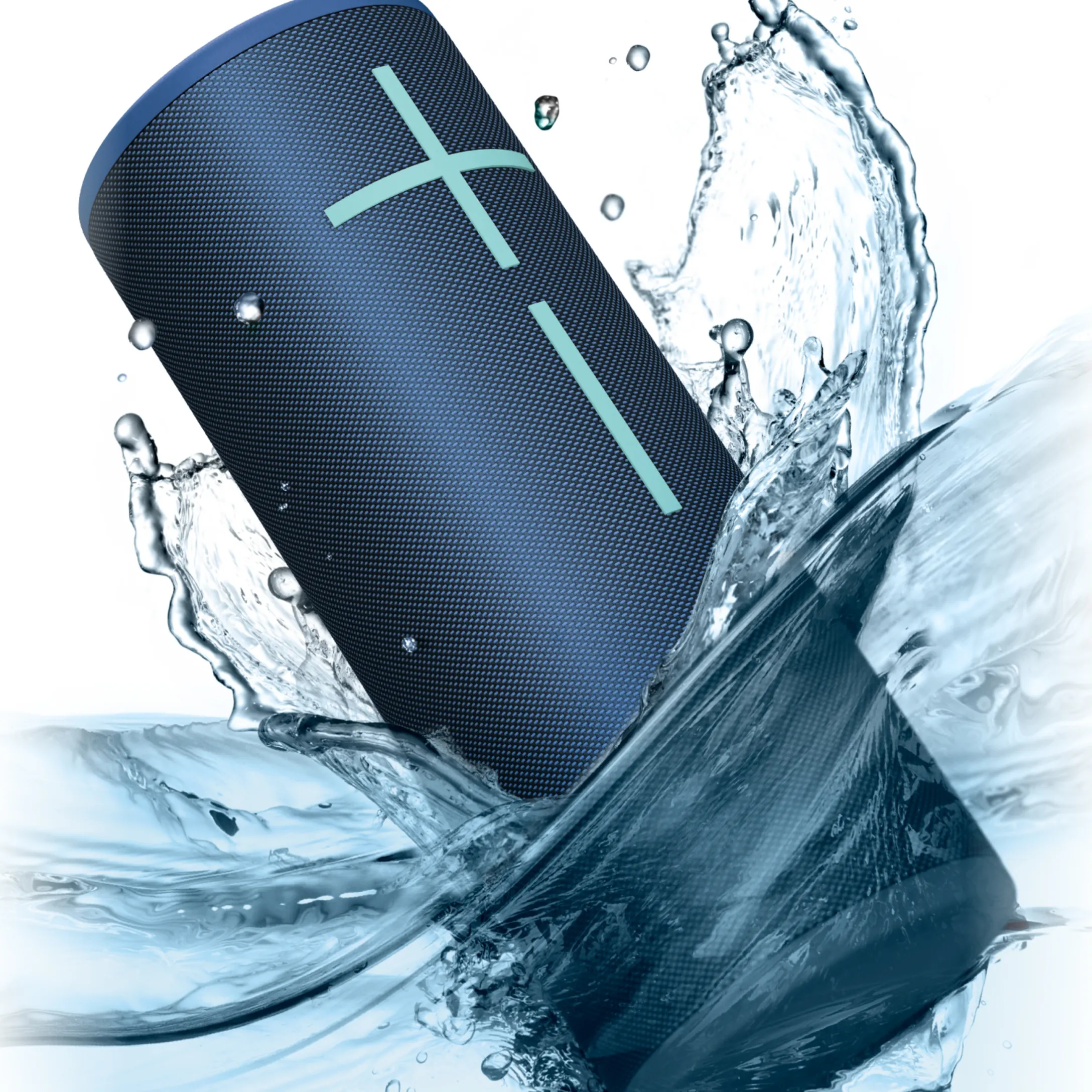 Haut-parleur bleu dans des éclaboussures d'eau. Gouttes et vagues entourent l'appareil cylindrique.