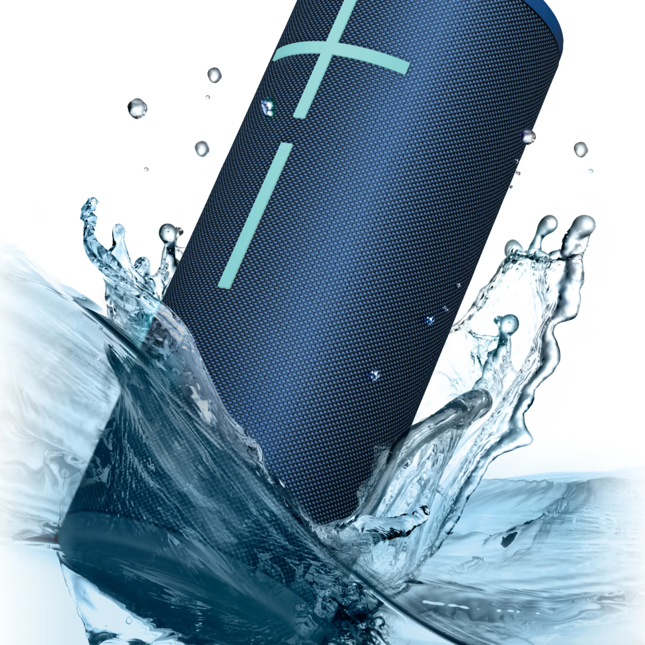 Un haut-parleur bleu foncé avec des accents turquoise est immergé dans l'eau, créant des éclaboussures. Des gouttelettes d'eau sont visibles.