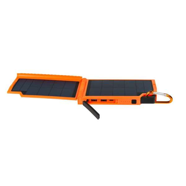 Un cargador solar naranja está abierto, mostrando paneles solares oscuros. Tiene un soporte negro y un mosquetón.