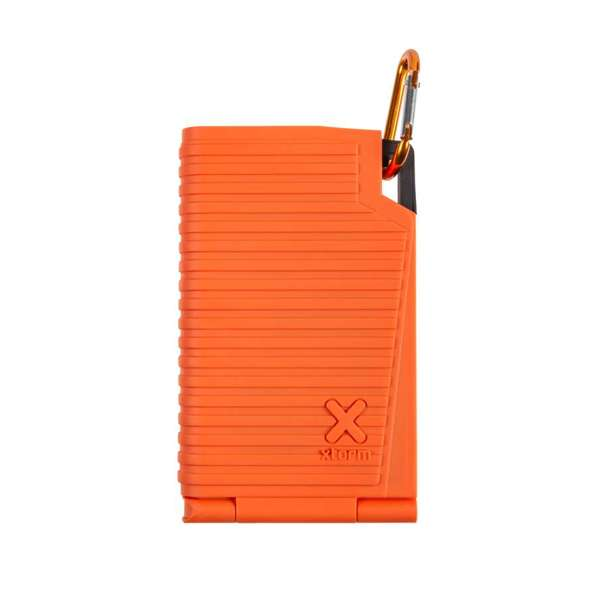 Un dispositivo naranja con la marca X y un mosquetón. Tiene una textura acanalada y un acento negro cerca del clip.