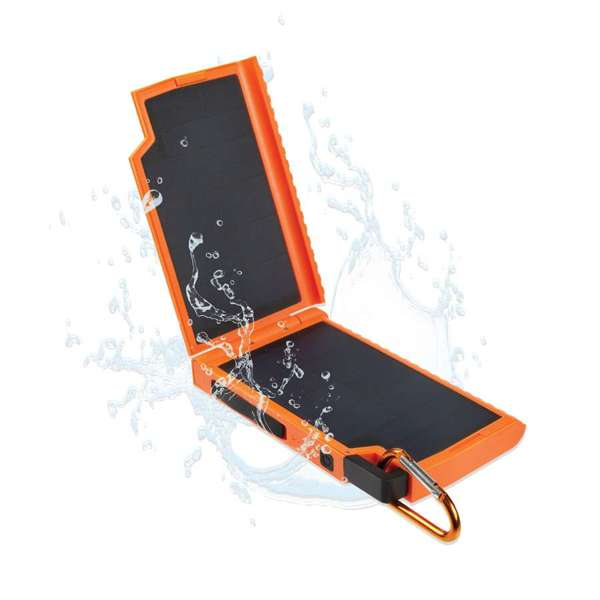 Cargador solar naranja con paneles negros, abierto. Efecto de salpicaduras de agua. Un mosquetón metálico está adjunto.