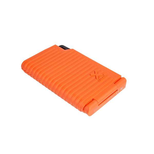 Un dispositivo rectangular naranja con superficie texturizada y detalle negro. Está sobre un fondo blanco.