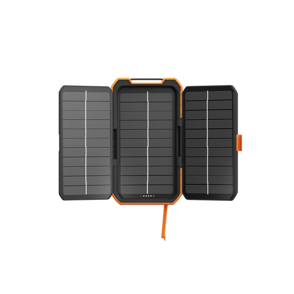 Un panel solar plegable, negro con detalles naranjas, abierto. Tres paneles con líneas paralelas. El fondo es negro.
