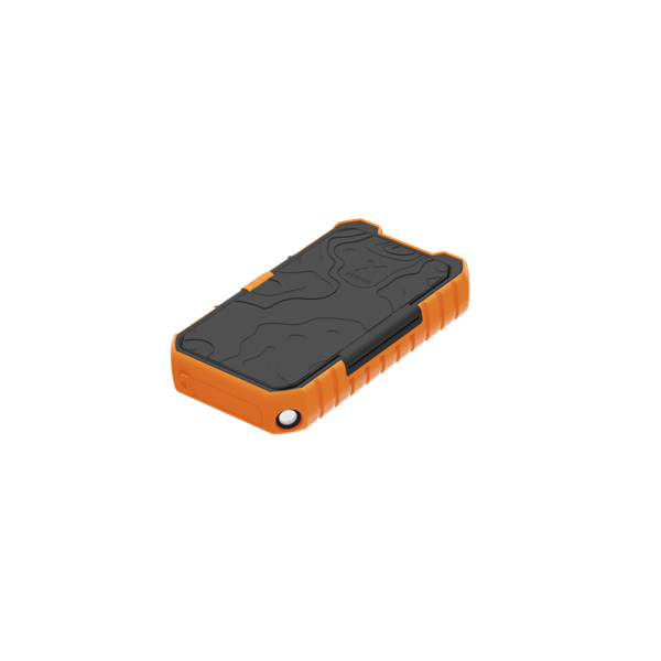 Un banco de energía rectangular naranja y negro con un diseño de mapa topográfico en la parte superior. Una pequeña linterna en el lateral.