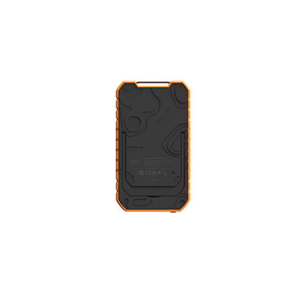 Parte trasera de teléfono negro y naranja con soporte. Tiene un diseño topográfico en la parte posterior. El marco es naranja.