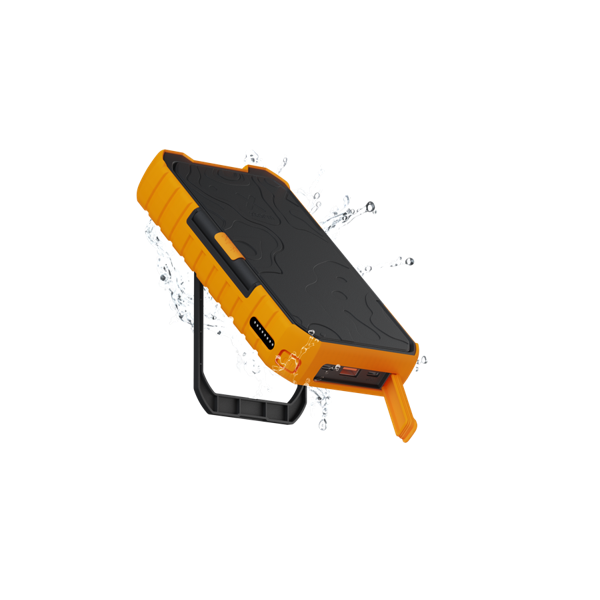 Un banco de energía portátil naranja y negro con un soporte negro, gotas de agua alrededor. Tiene una superficie texturizada.