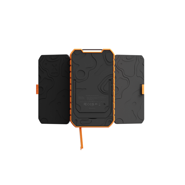 Banco de energía negro y naranja con un diseño resistente. Se muestran dos paneles laterales y el cuerpo principal. Patrón topográfico en la superficie.