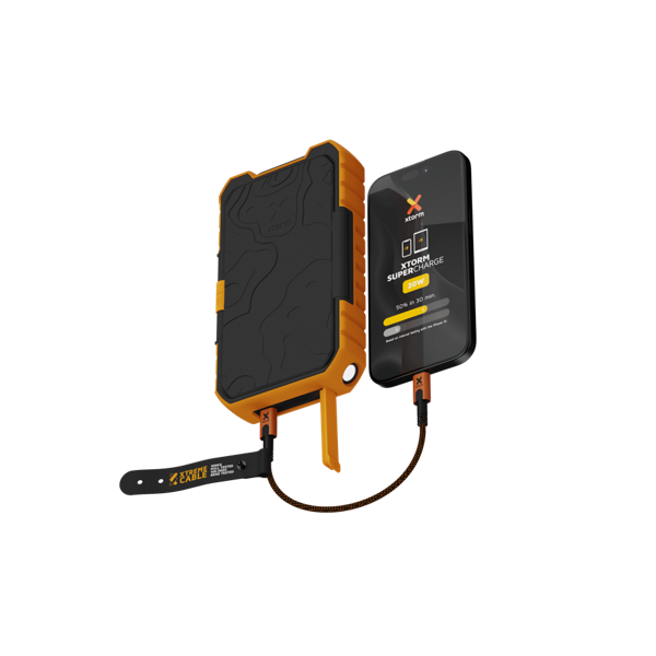 Un banco de energía Xtom naranja y negro cargando un teléfono. La pantalla del teléfono muestra el estado de carga. Con correa y cable.