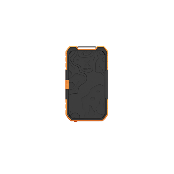 Una funda de teléfono negra y naranja. La funda tiene un patrón topográfico y la palabra "xstorm".