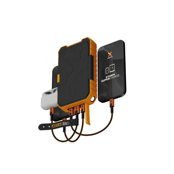 Cargador X-Storm naranja y negro con teléfono y auriculares. El teléfono muestra "X-Storm Supercharge". Cables conectan al cargador.