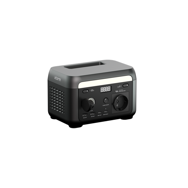 Una central eléctrica negra y gris con pantalla digital y varios puertos. La marca es xtorm.