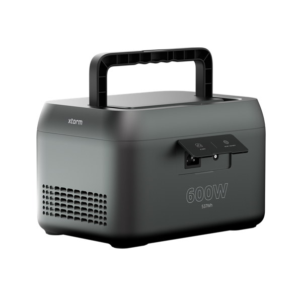 Una estación de energía Xtorm gris oscuro con asa. Cuenta con especificaciones de 600W y 537Wh. Tiene una ventilación y un panel con puertos de entrada.
