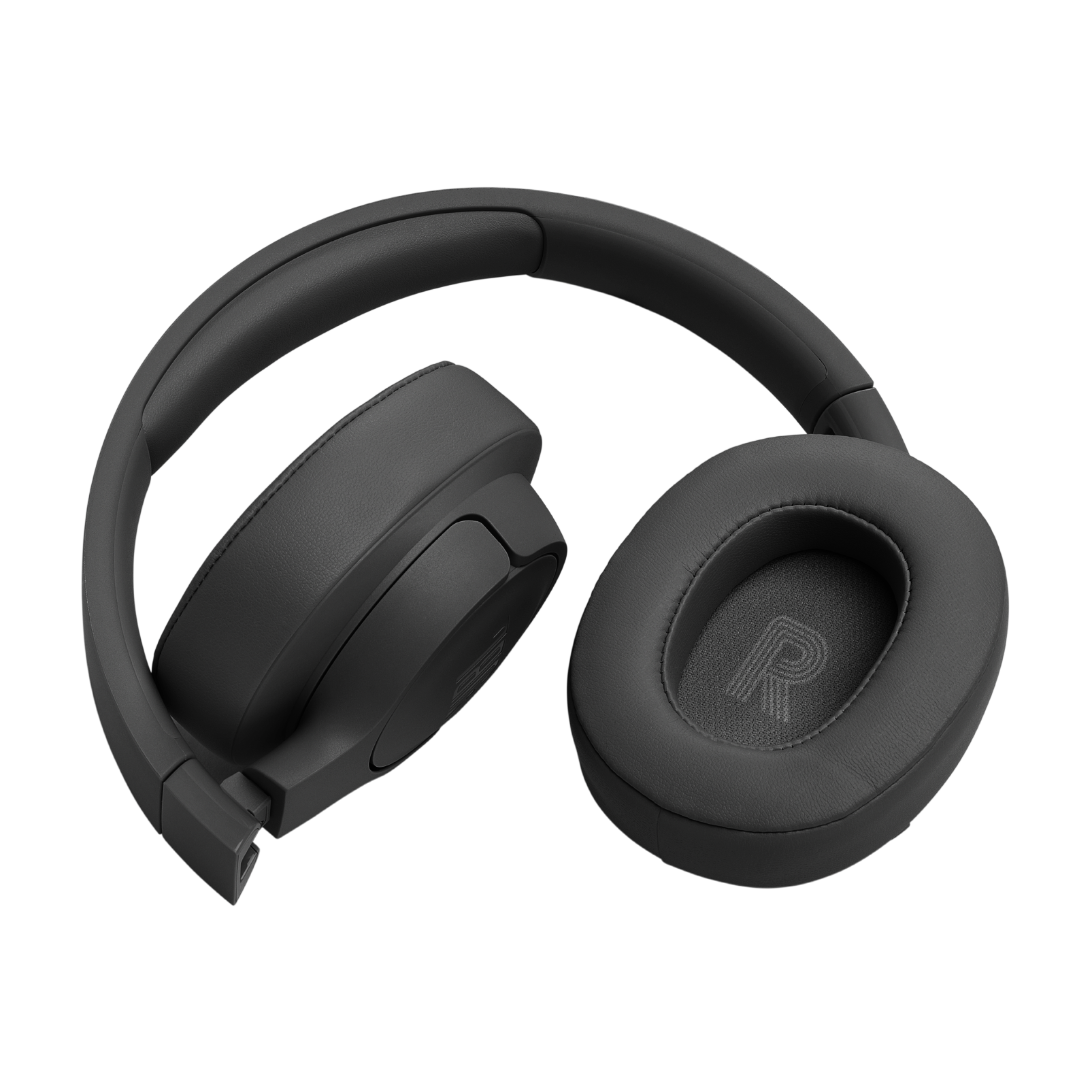 Auriculares grises oscuros sobre superficie gris con cubo de madera oscuro detrás. Las almohadillas muestran la letra R.