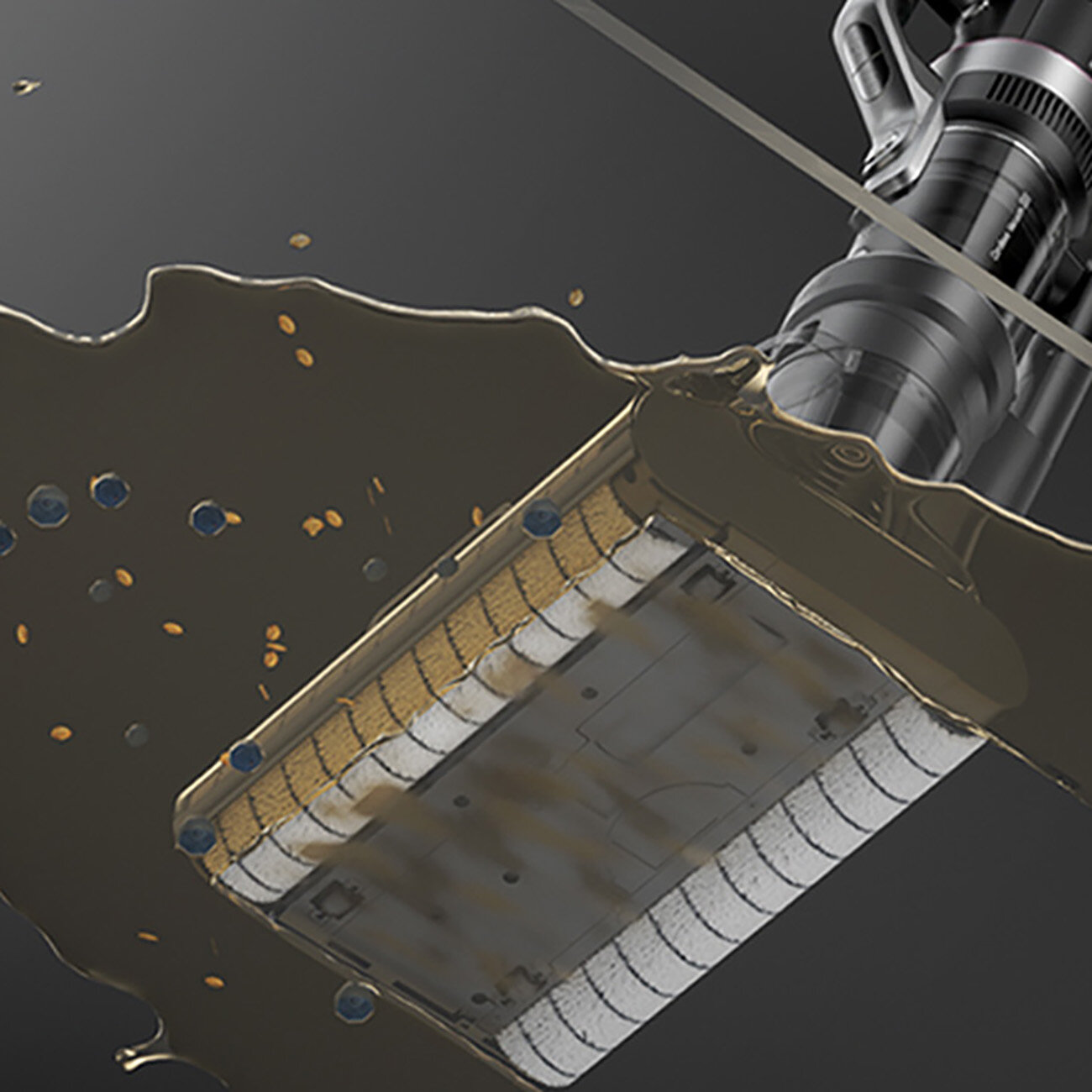 Głowica odkurzacza czyści rozlaną ciecz. Ciecz jest brązowa, z małymi cząsteczkami. Odkurzacz jest metaliczny szary.