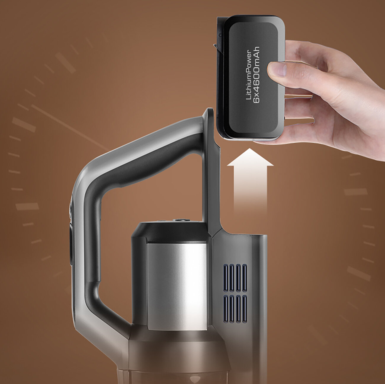 Ręka wkłada baterię LithiumPower do odkurzacza. Tło jest brązowe z wzorem przypominającym zegar.