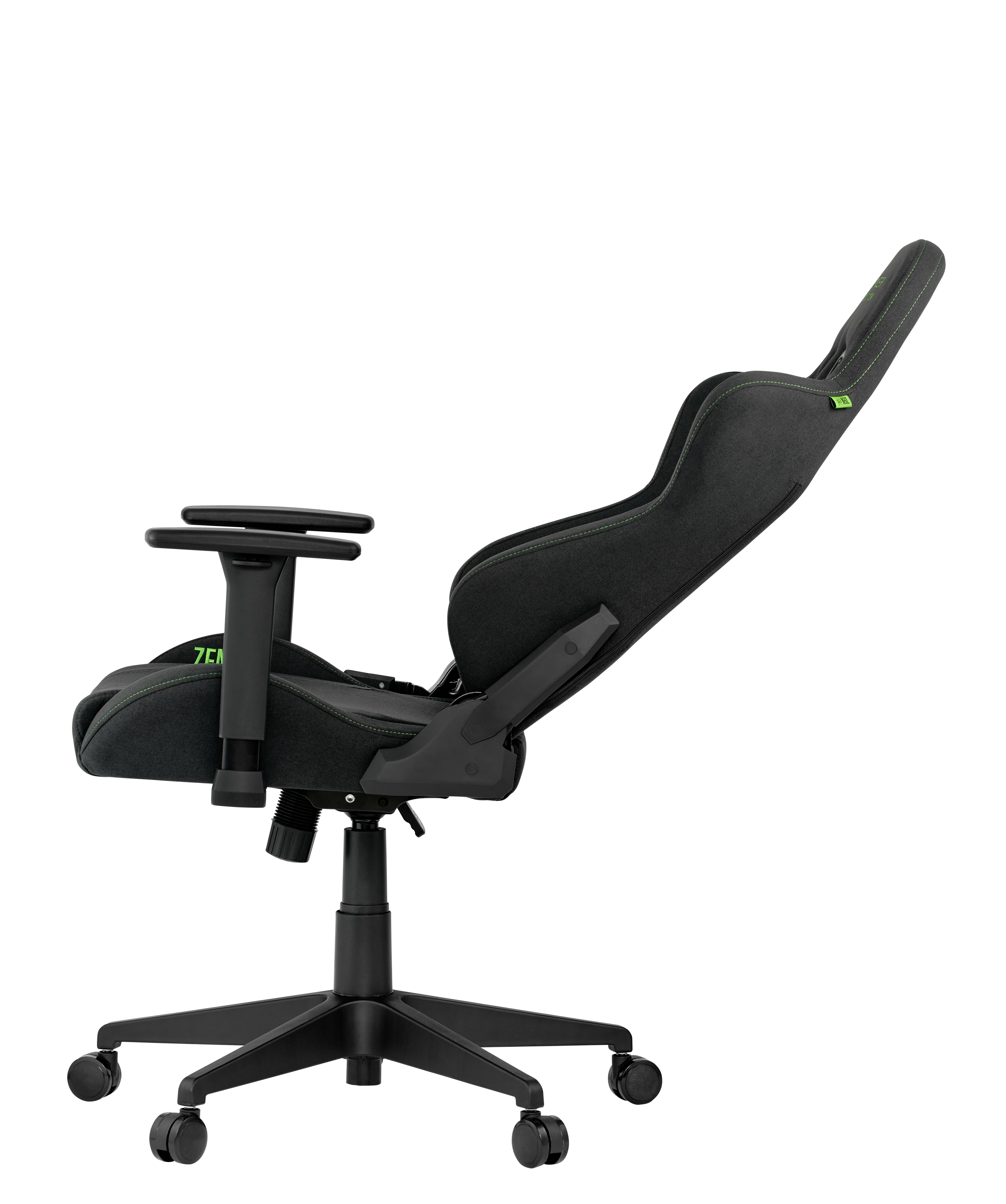 Schwarzer Gaming-Stuhl auf weißem Hintergrund. Er hat grüne Nähte und ein Logo.