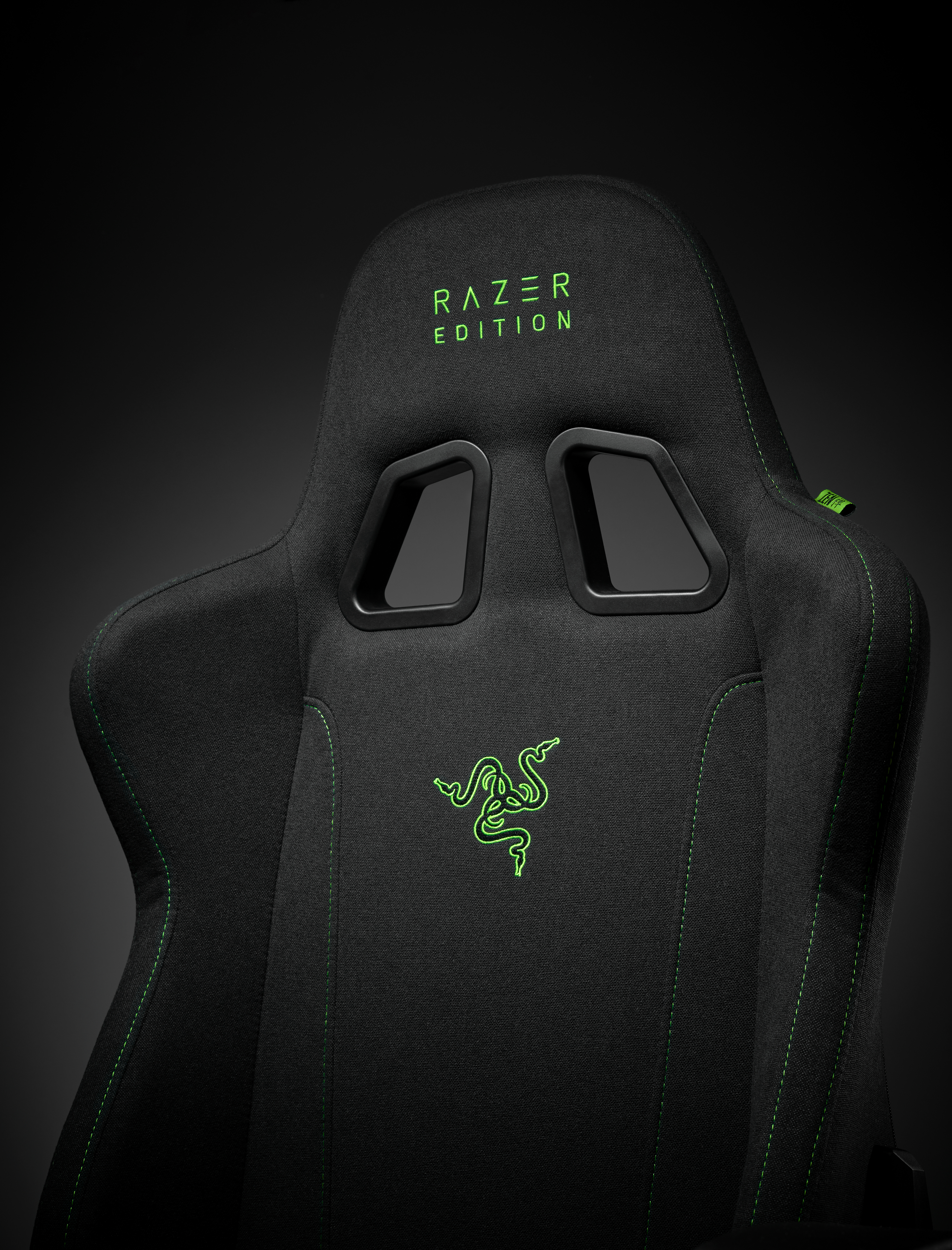 Schwarzer Razer-Gaming-Stuhl mit grünen Nähten und Logo. Die Rückenlehne hat einen grünen Razer Edition-Schriftzug.