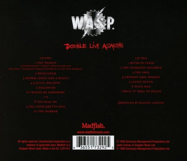 Albumcover für W.A.S.P. 'Double Live Assassins'. Schwarzer Hintergrund mit Text und Logo. CD-Titellisten sind sichtbar.