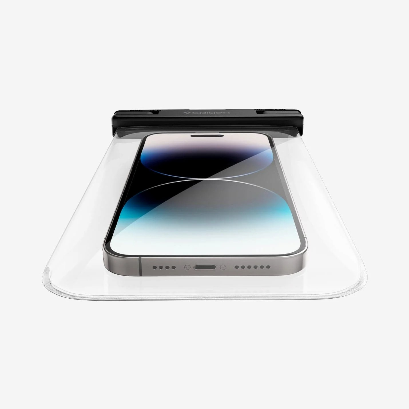 Şeffaf su geçirmez bir kılıf içinde gümüş bir akıllı telefon. Kılıfın üst kısmında siyah bir kapama yeri var. Arka plan beyaz.