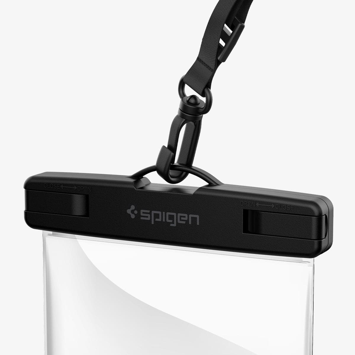 Siyah Spigen su geçirmez telefon kılıfı, askılı. Kılıf kapalı. Arka plan beyaz.