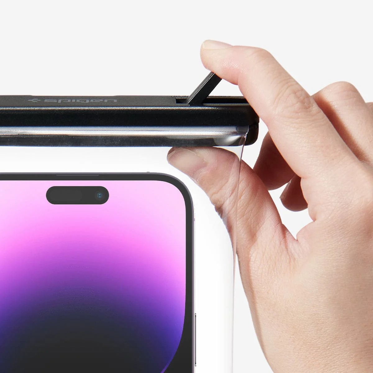 Bir el, mor ekranlı bir telefonun üzerinde siyah bir telefon kılıfı tutuyor. Kılıfın bir destek çubuğu var. Telefonda bir çentik var.
