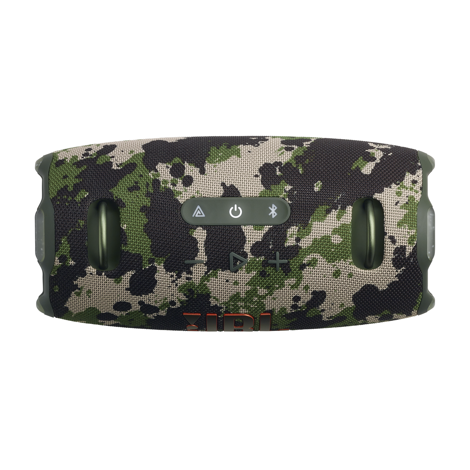 Beyaz bir arka plan üzerinde kamuflajlı bir JBL hoparlör. Kontrol düğmeleri ve altta JBL logosu var.