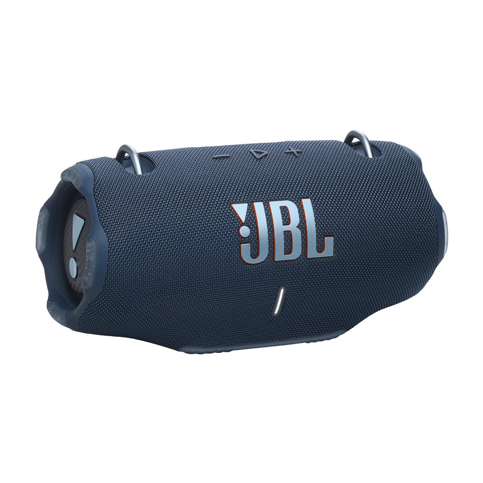 Beyaz zemin üzerinde mavi bir JBL hoparlör. Gümüş kulpları ve JBL logosu var. Hoparlör dokulu bir yüzeye sahip.