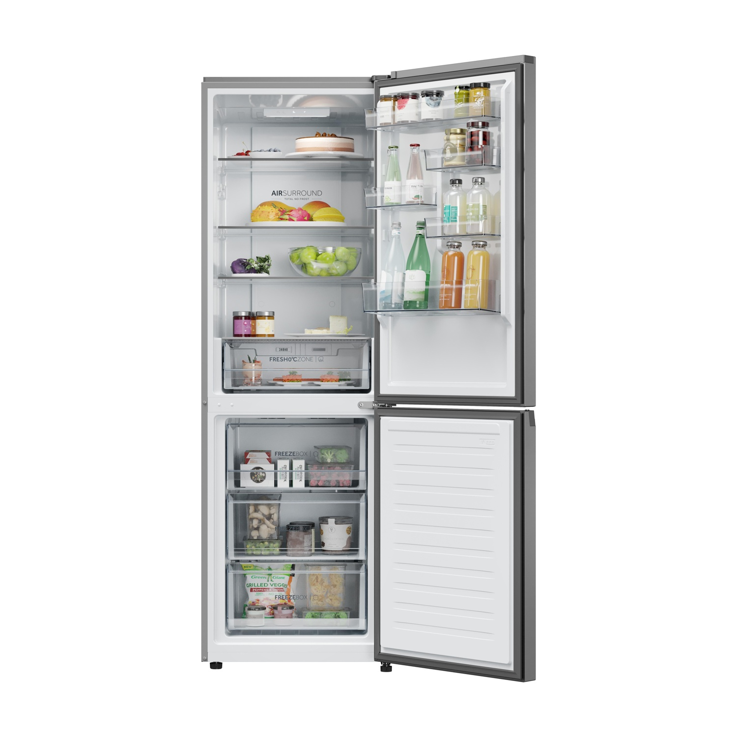 Un frigorifero con le porte aperte, che mostra alimenti all'interno. Include frutta, verdura, bevande e surgelati. Le etichette includono Air Surround e FreezeBox.