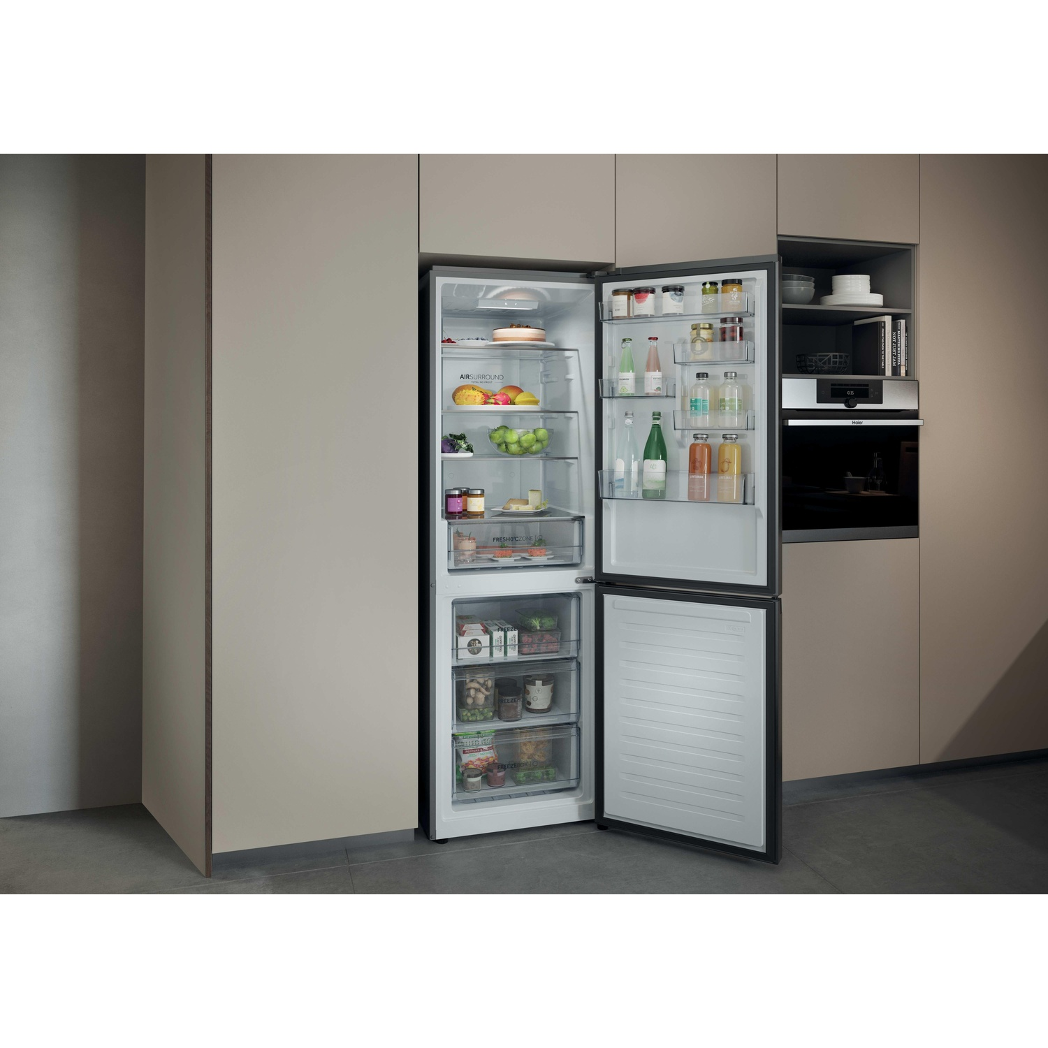 Un frigorifero aperto mostra frutta, bevande e barattoli. Nel retro sono visibili mobili da cucina e un forno.