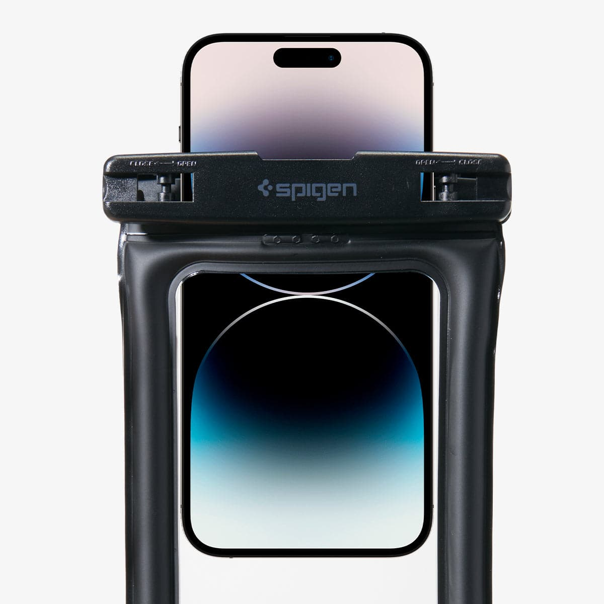 Siyah bir telefon, siyah su geçirmez bir kılıf içinde. Telefon ekranı görünür, renk geçişi gösterir. Kılıfın üzerinde Spigen logosu var.