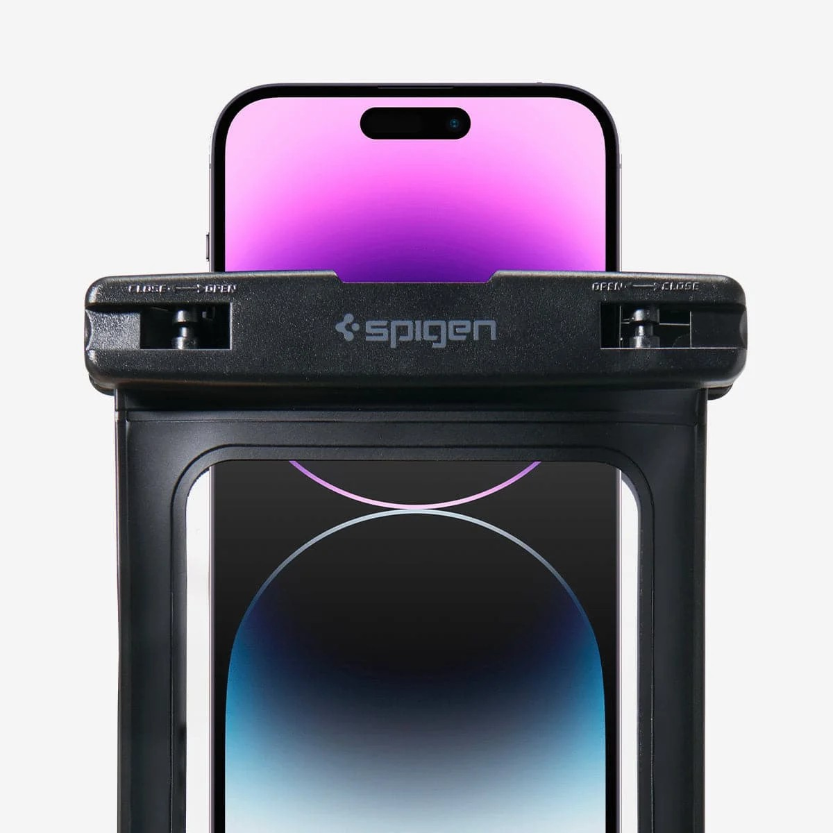 Siyah su geçirmez kılıf içinde bir telefon. Telefon ekranı mor ve mavinin bir gradyanını gösteriyor. Kılıfın Spigen logosu var.