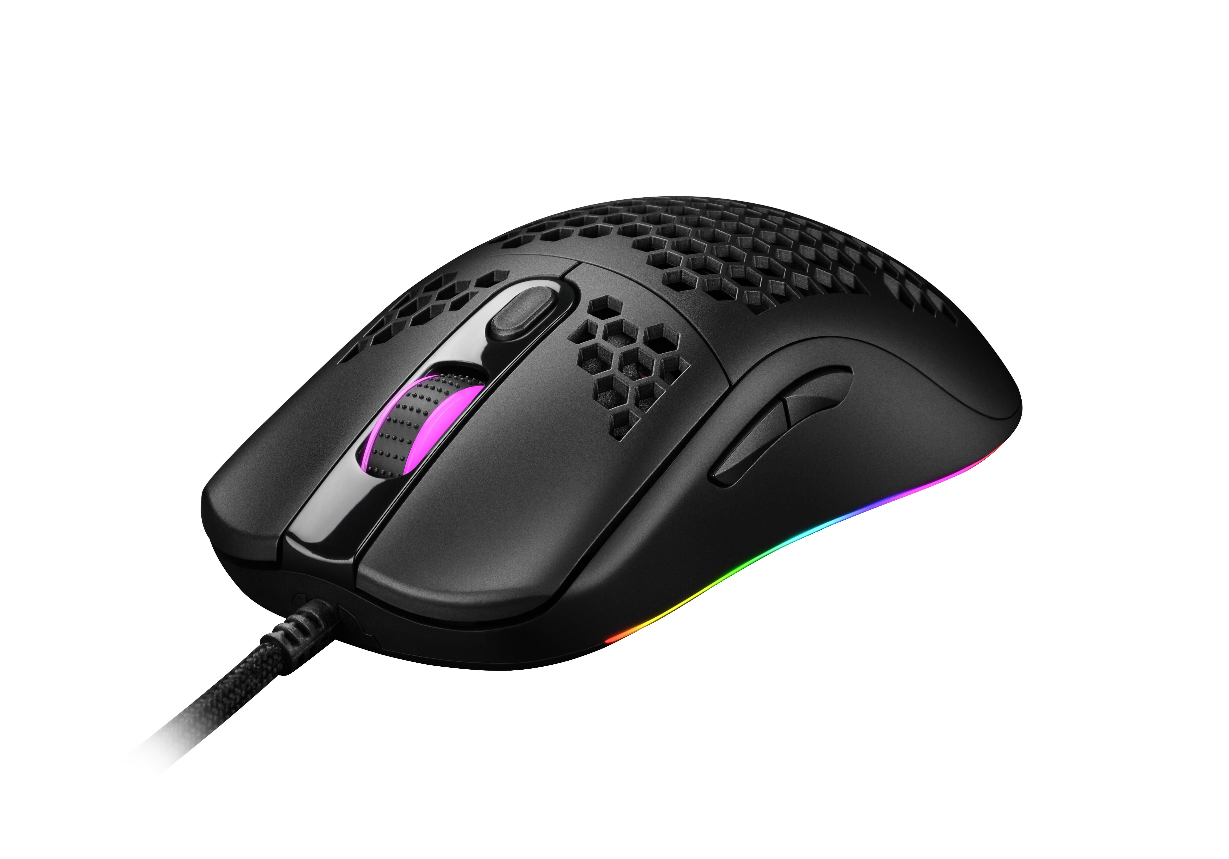 Eine schwarze Gaming-Maus mit Wabenmuster, RGB-Beleuchtung und geflochtenem Kabel vor schwarzem Hintergrund.