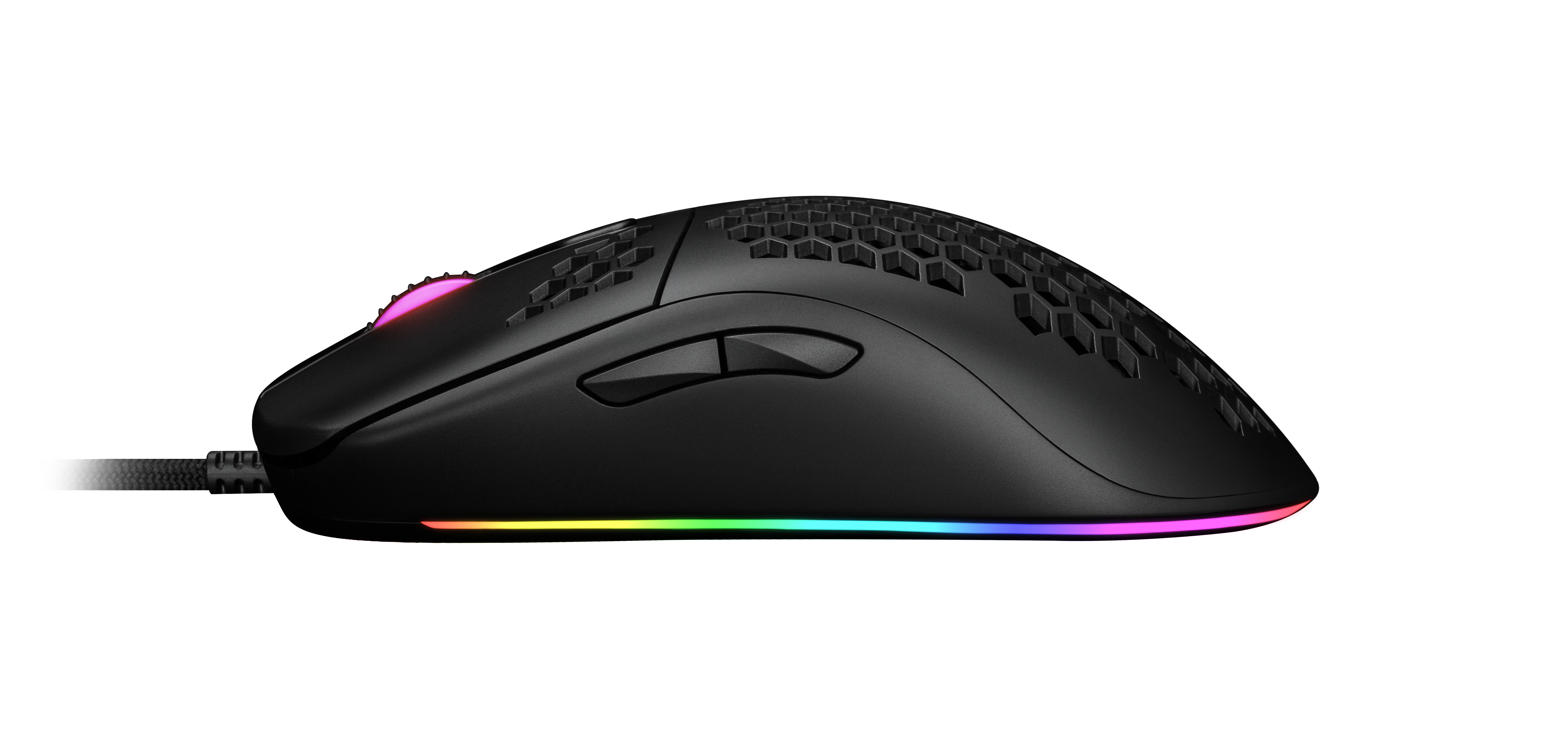 Eine schwarze Gaming-Maus mit Wabenmuster, RGB-Beleuchtung und zwei Seitentasten auf schwarzem Hintergrund.