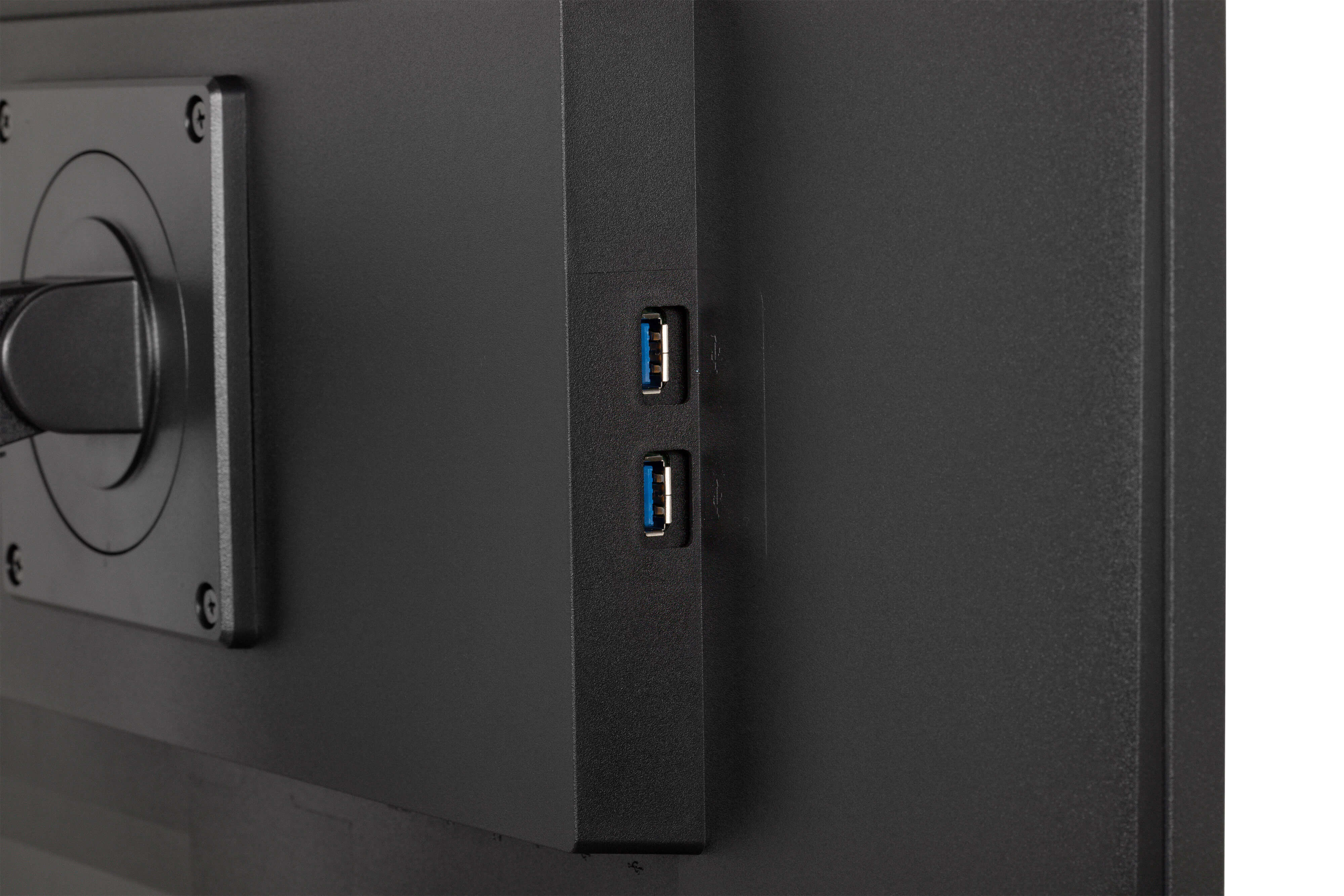 Zbliżenie tyłu czarnego monitora. Widoczne są dwa porty USB z niebieskim wnętrzem i wspornik montażowy po lewej stronie.