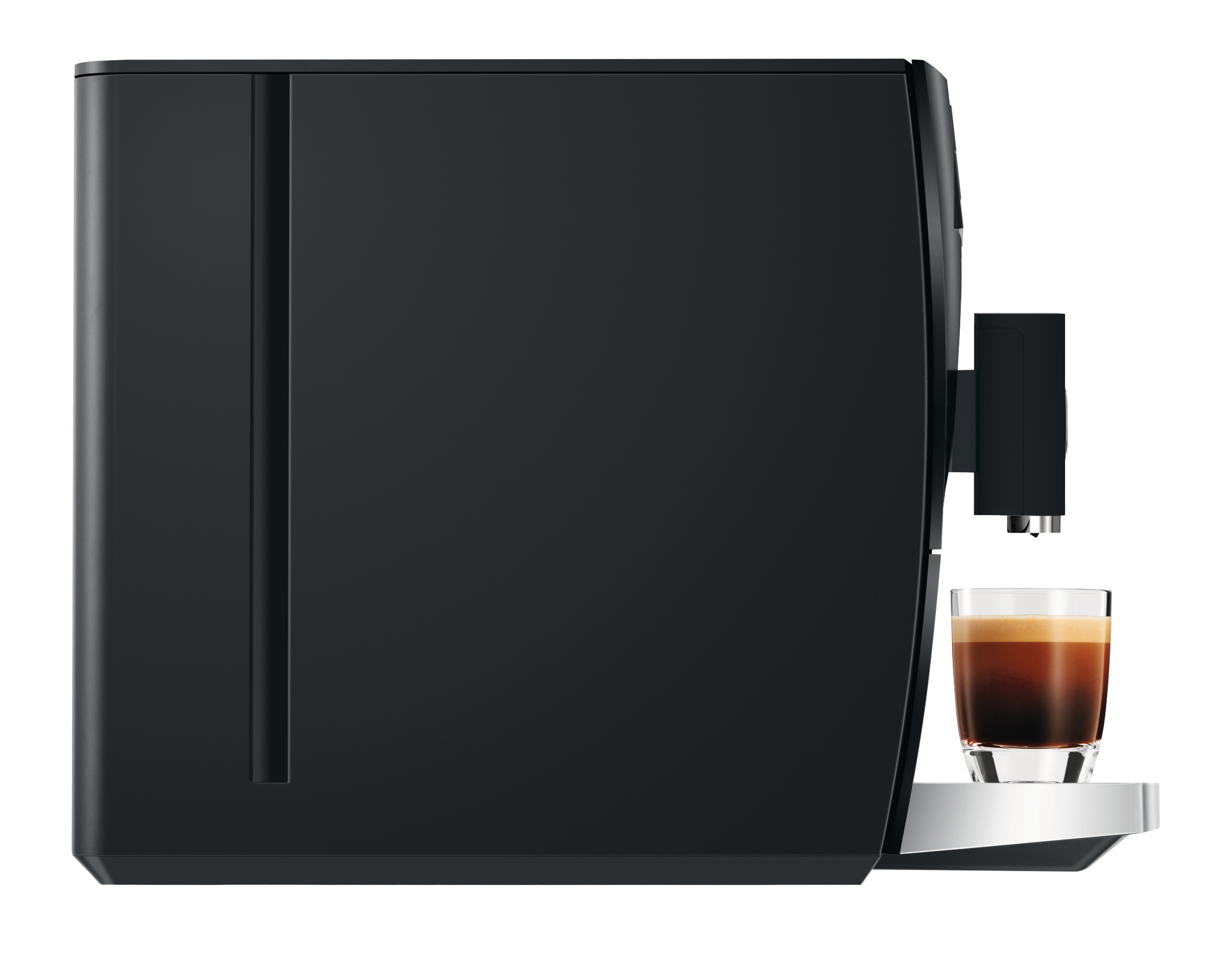 Eine schwarze Espressomaschine mit einem Glas Espresso. Die Maschine hat ein schlankes Design und das Glas steht auf einem silbernen Tablett.