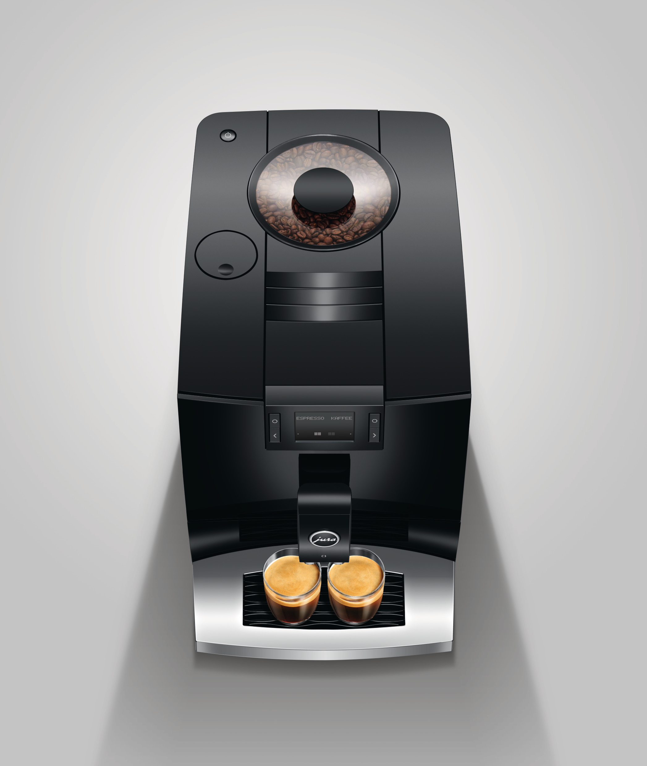 Eine schwarze Kaffeemaschine mit Kaffeebohnen und zwei Tassen Kaffee, mit weißem Hintergrund.