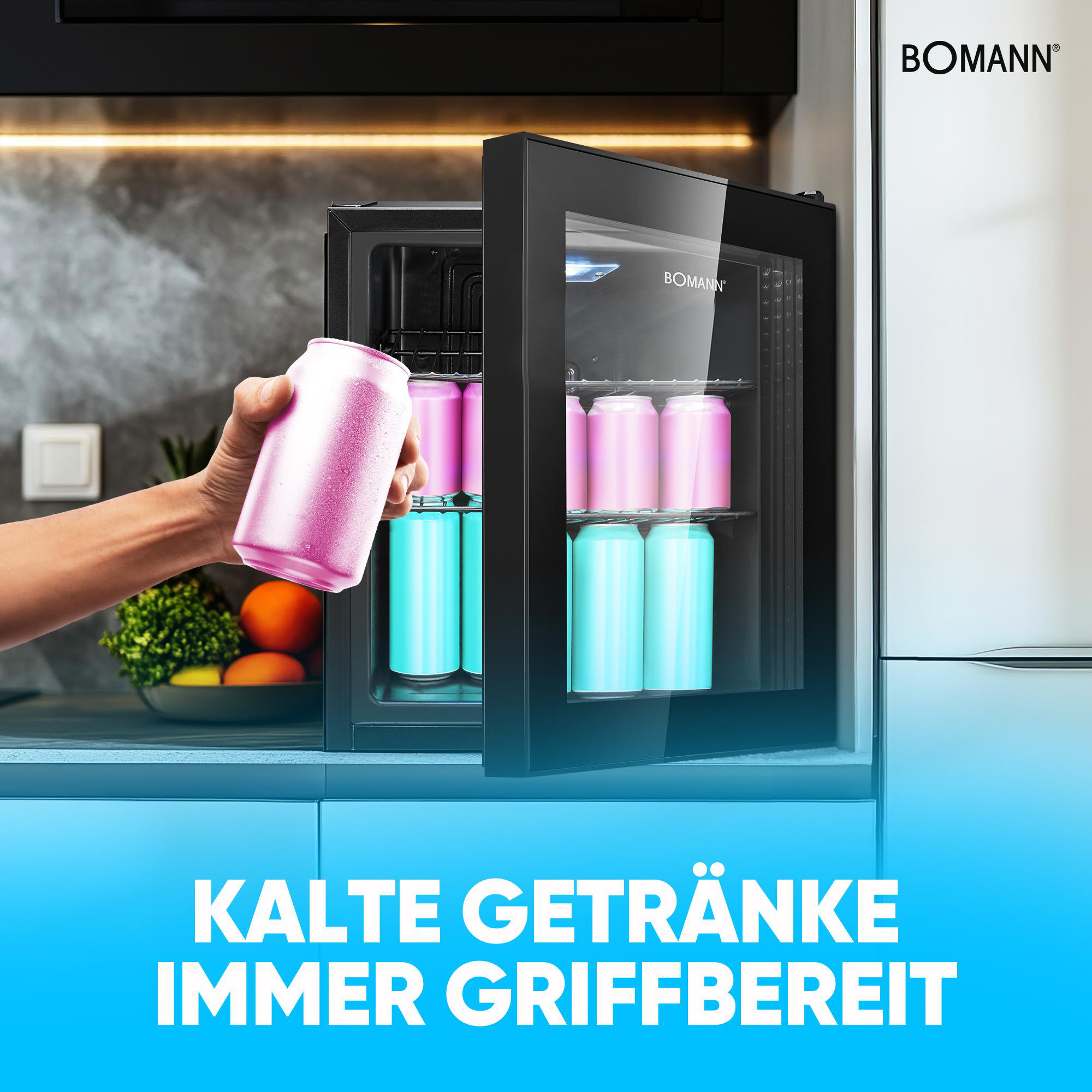 Eine Hand hält eine rosa Dose neben einem Mini-Kühlschrank mit rosa und blauen Dosen. Die Kühlschranktür ist offen.