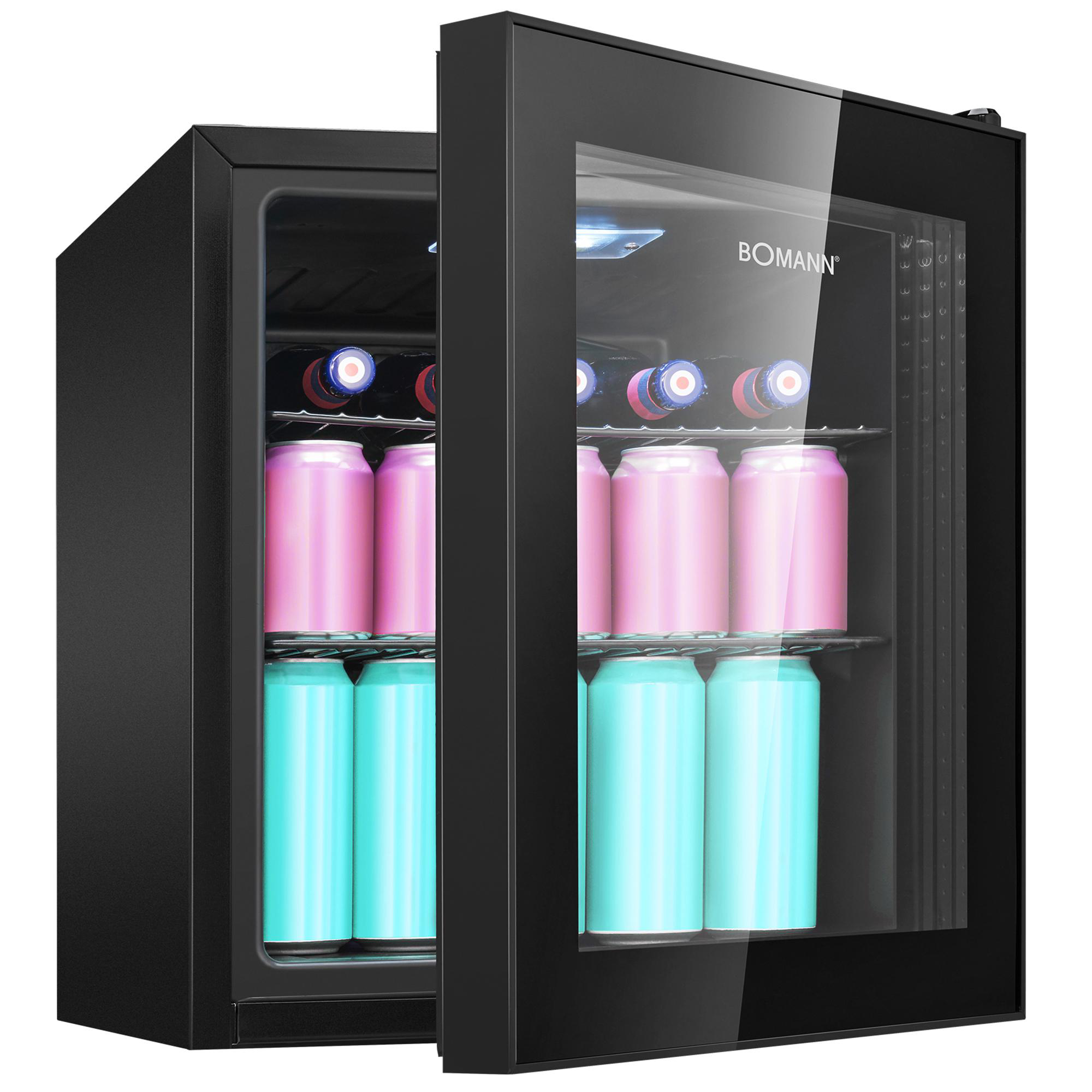 Ein schwarzer Minikühlschrank mit offener Tür. Er enthält rosa und blaue Dosen und Flaschen.