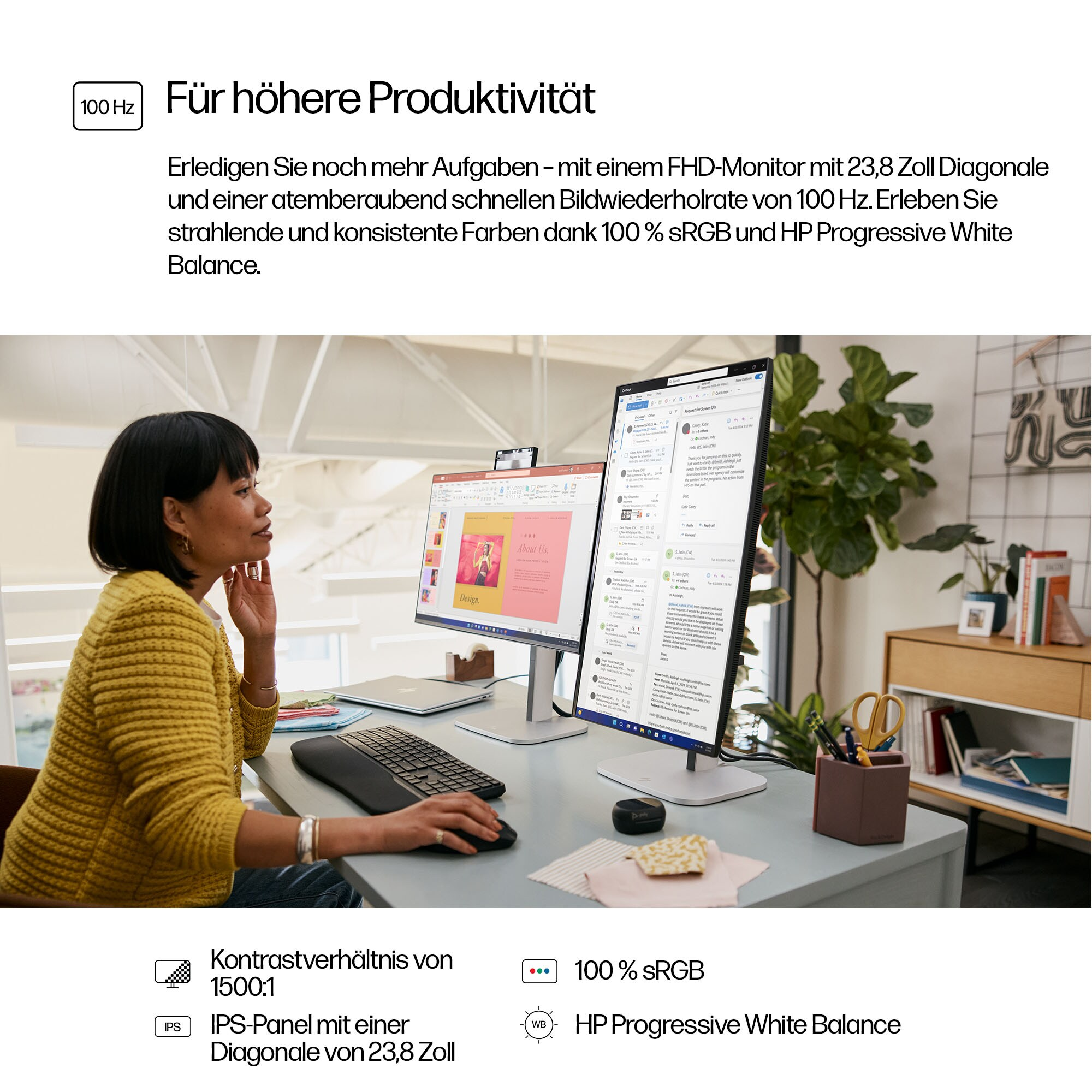 Eine Frau in einem gelben Pullover sitzt an einem Schreibtisch mit zwei Monitoren. Einer zeigt ein Design, der andere E-Mails.