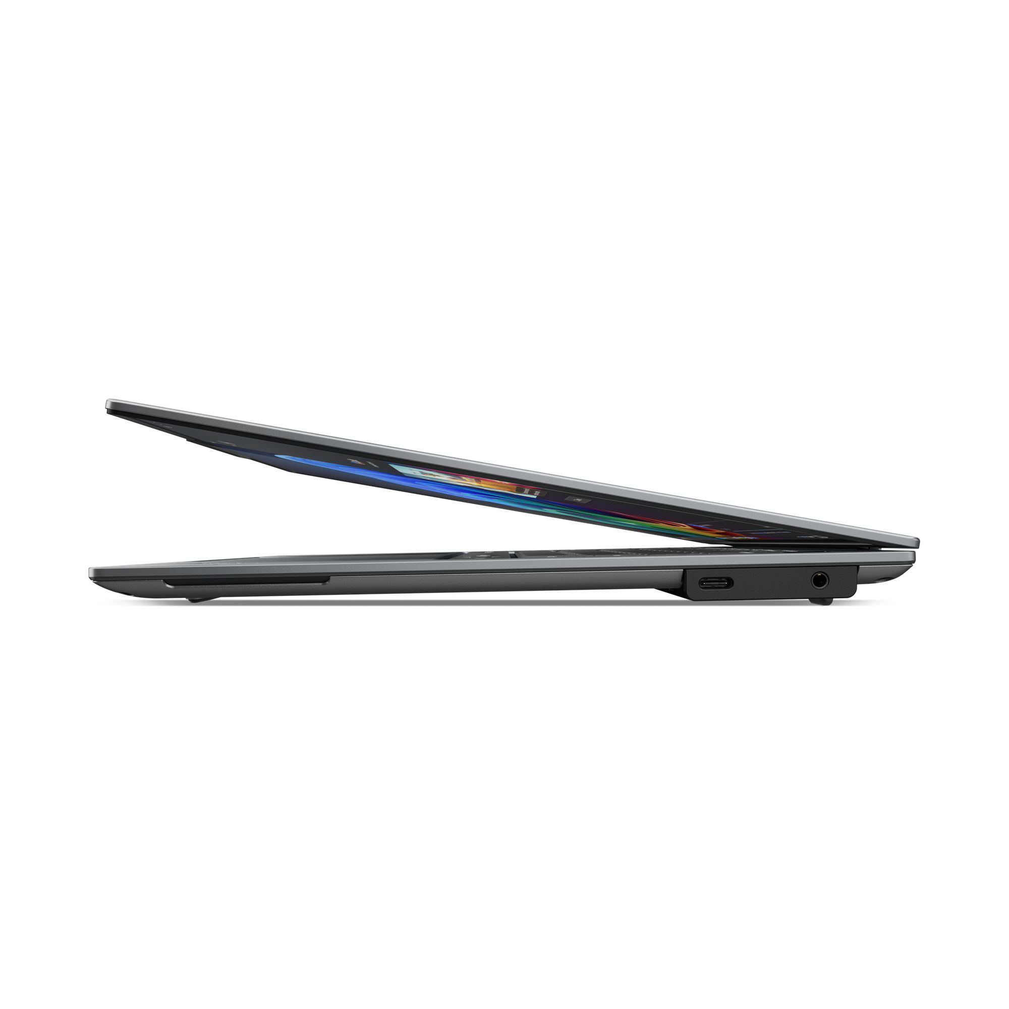 Seitenansicht eines Laptops, leicht geöffnet. Der Bildschirm zeigt Farben, das Gerät ist dunkelgrau.