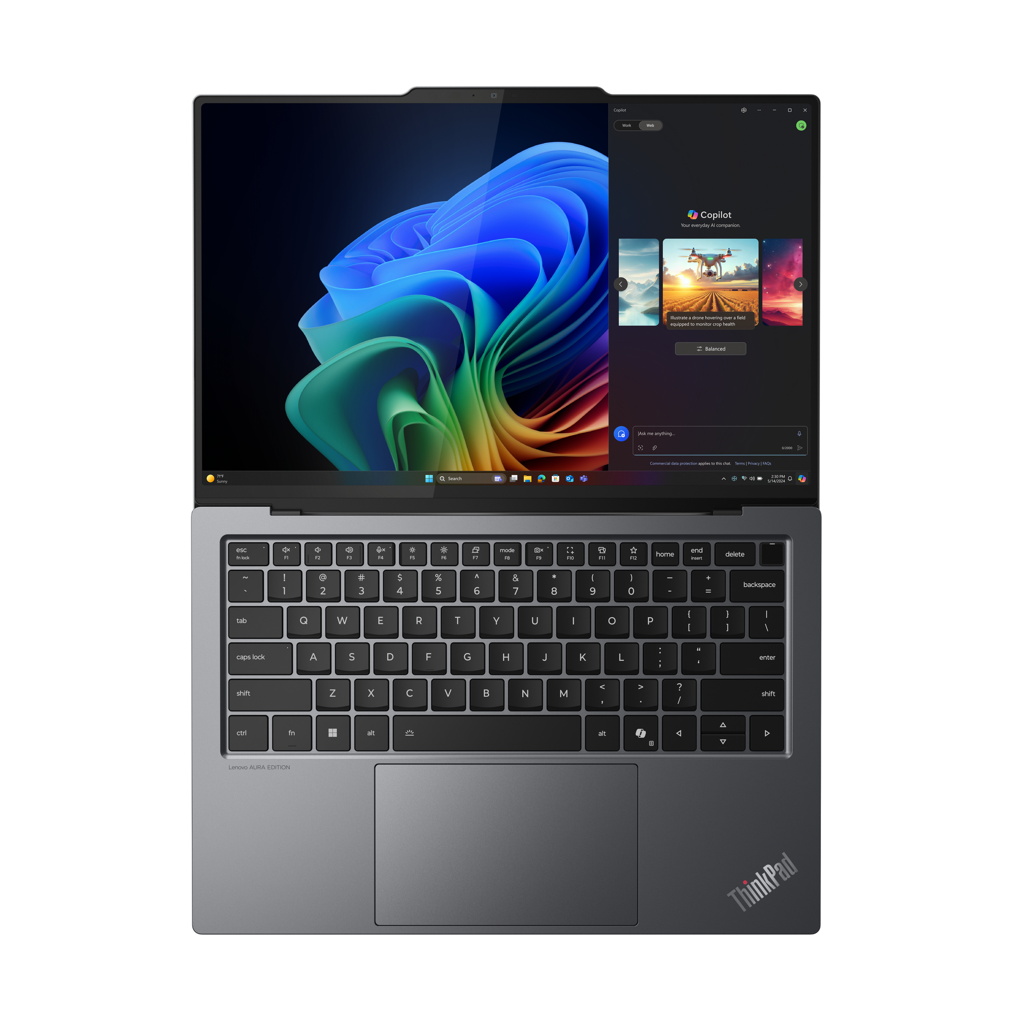 Laptop geöffnet, zeigt einen bunten abstrakten Hintergrund und eine Copilot-Oberfläche. Tastatur und Touchpad sind sichtbar.